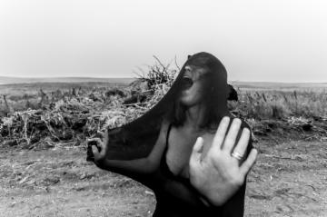 Elle crie
