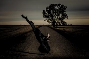 Femme furibonde sur le chemin