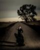 Femme furibonde sur le chemin