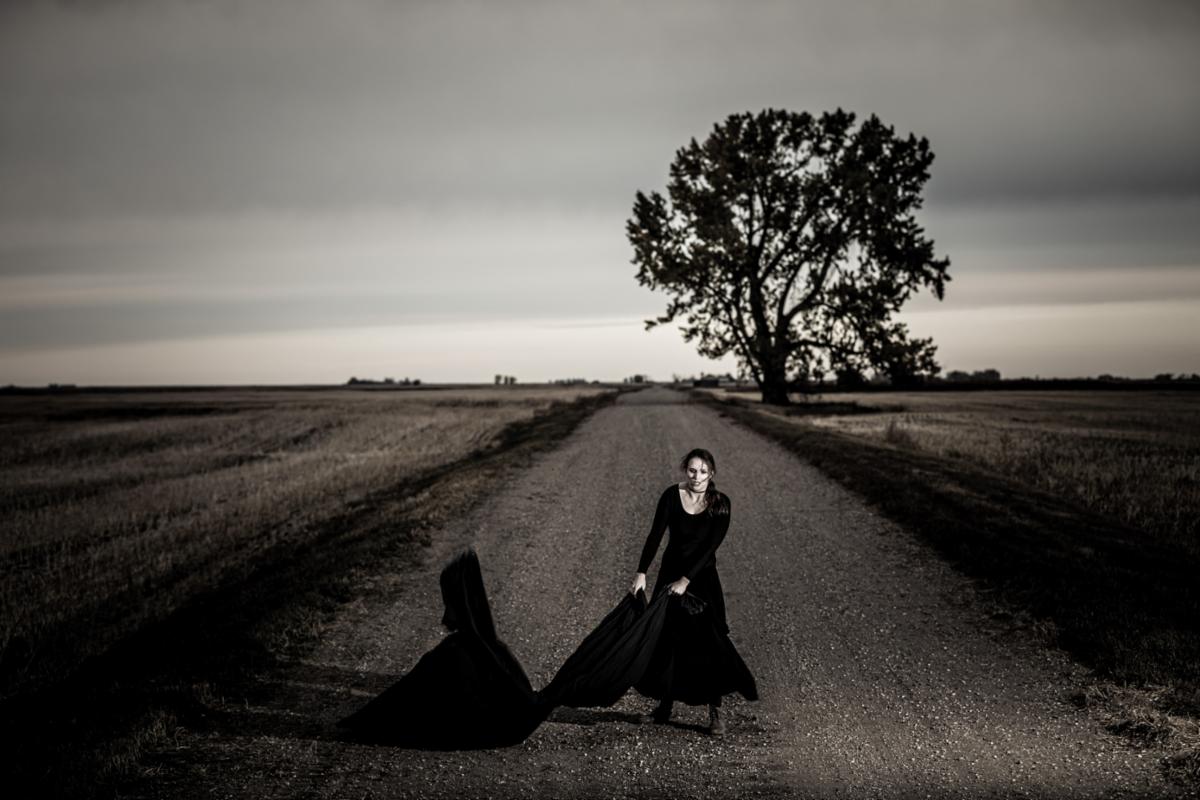 Femme furibonde sur le chemin height=