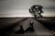 Femme furibonde sur le chemin