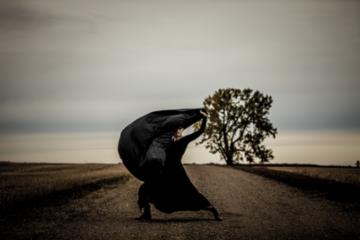 Femme sur le chemin
