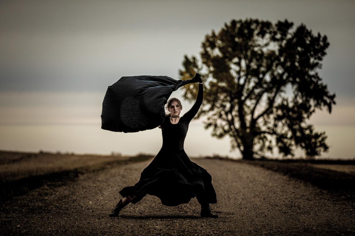 Femme sur le chemin height=