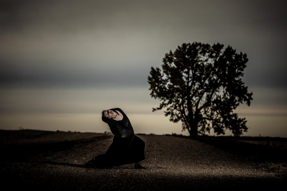 Femme sur le chemin height=
