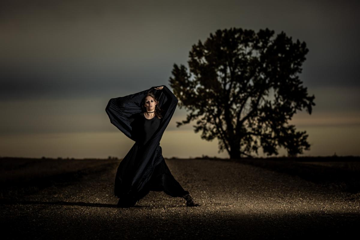 Femme sur le chemin height=
