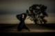 Femme sur le chemin
