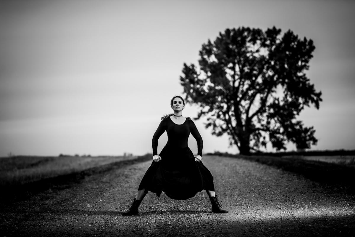 Femme sur le chemin height=
